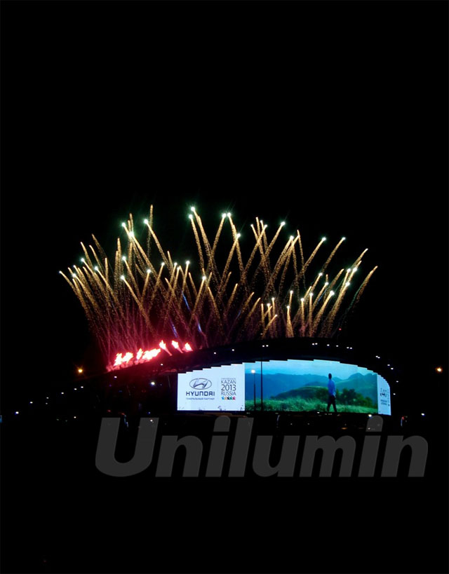 圖為:開幕式當天,主體育館外墻LED顯示屏及觀眾