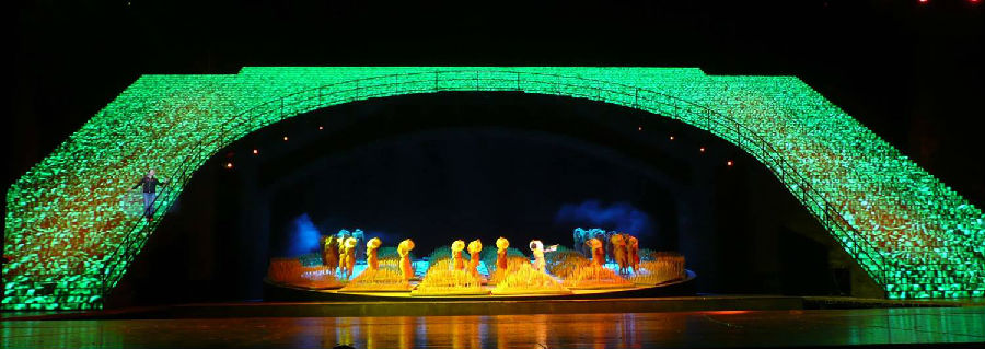 國家大劇院室內(nèi)表貼三合一異型階梯屏 P10 160m2.jpg