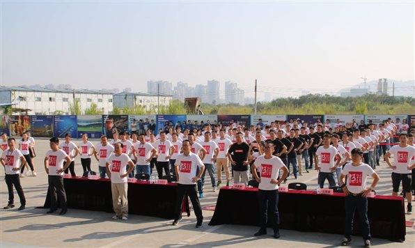 “腰部運動,預備,起!”