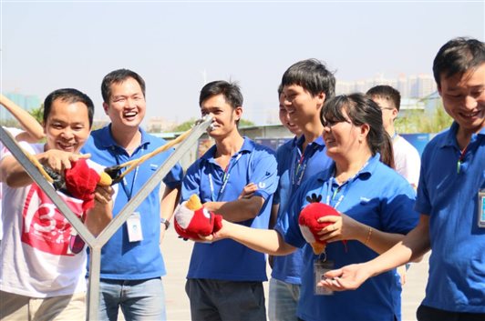 “憤怒的小鳥”現實版,大家玩的不亦樂乎。