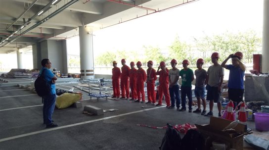 ▲無懼悶熱，齊心協力攻項目